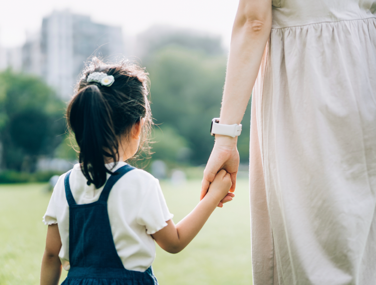 子供と手を繋いでいる写真