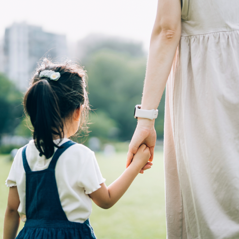 子供と手を繋いでいる写真